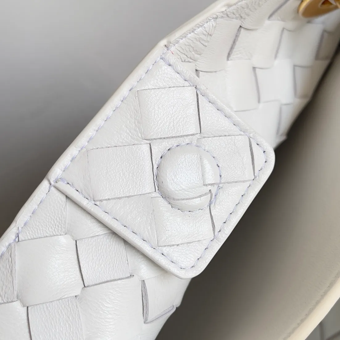 Batch 1960 BOTTEGA VENETA 2024 spring and summer new small ANDIAMO chain bag is also available! 🔥🔥I believe many friends have been waiting for a long time. The metallic chain adds a touch of sophistication to the original softness and elegance of Andiamo. The collision of classic craftsmanship and elegance creates a different kind of beauty. Style number: 786008 Size: 25*22*10.5cm